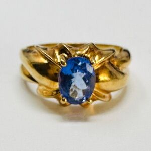 gorgeous estate  tanzanite 14k yellow gold ring.